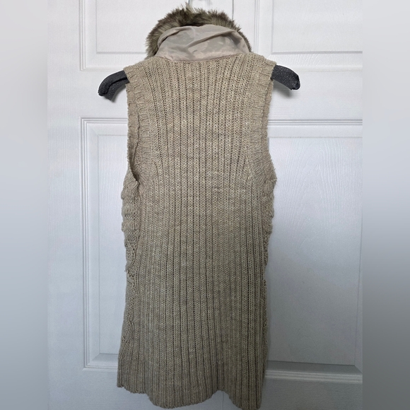 Women's Beige Sweater Vest with Faux Fur Collar - Picture 2 of 3